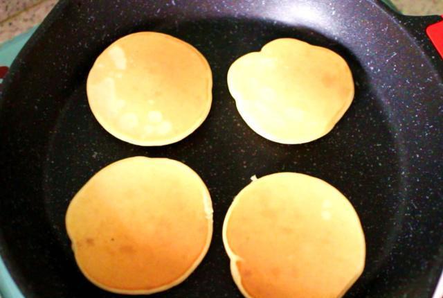 如何将玉米饼与果仁混合制作甜点