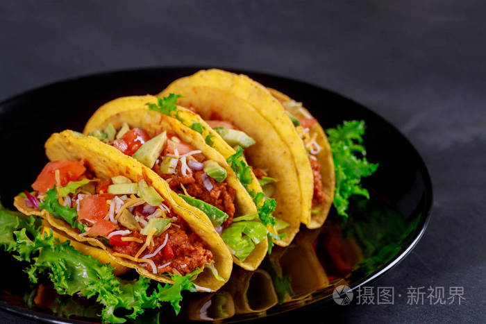 墨西哥玉米饼与烤蔬菜的美味结合
