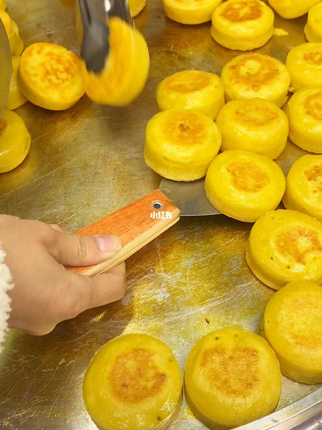 如何用传统石磨制作玉米饼